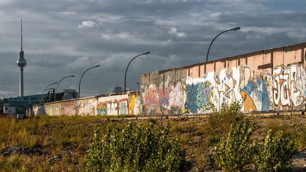 Ein Bild von Resten der Berliner Mauer.
